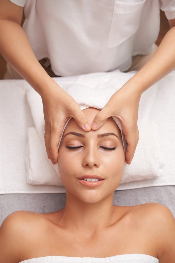 young-caucasian-woman-having-spa-procedures